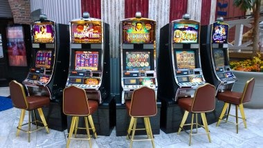 Caribbean Stud Poker ante bet and raise decision interface